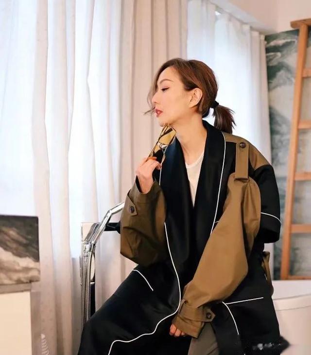 李佳琦 被50岁的她，靓到了