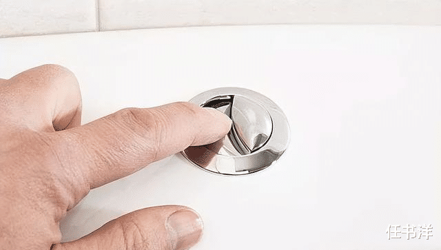 马桶设计两个按钮多此一举?用了20多年才知道,功能各不相同