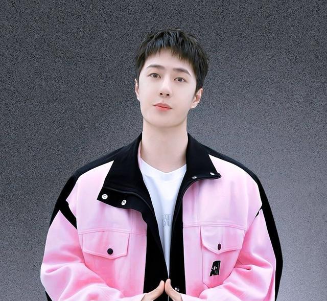 王一博|王一博的粉色系嫩得出水，网友：酷盖就要穿粉色，又潮又甜