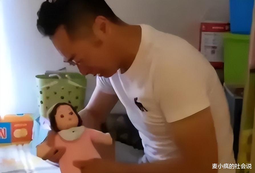2岁女童坠楼事件后续:女童家人被网暴,父亲在线回应妈妈去哪了