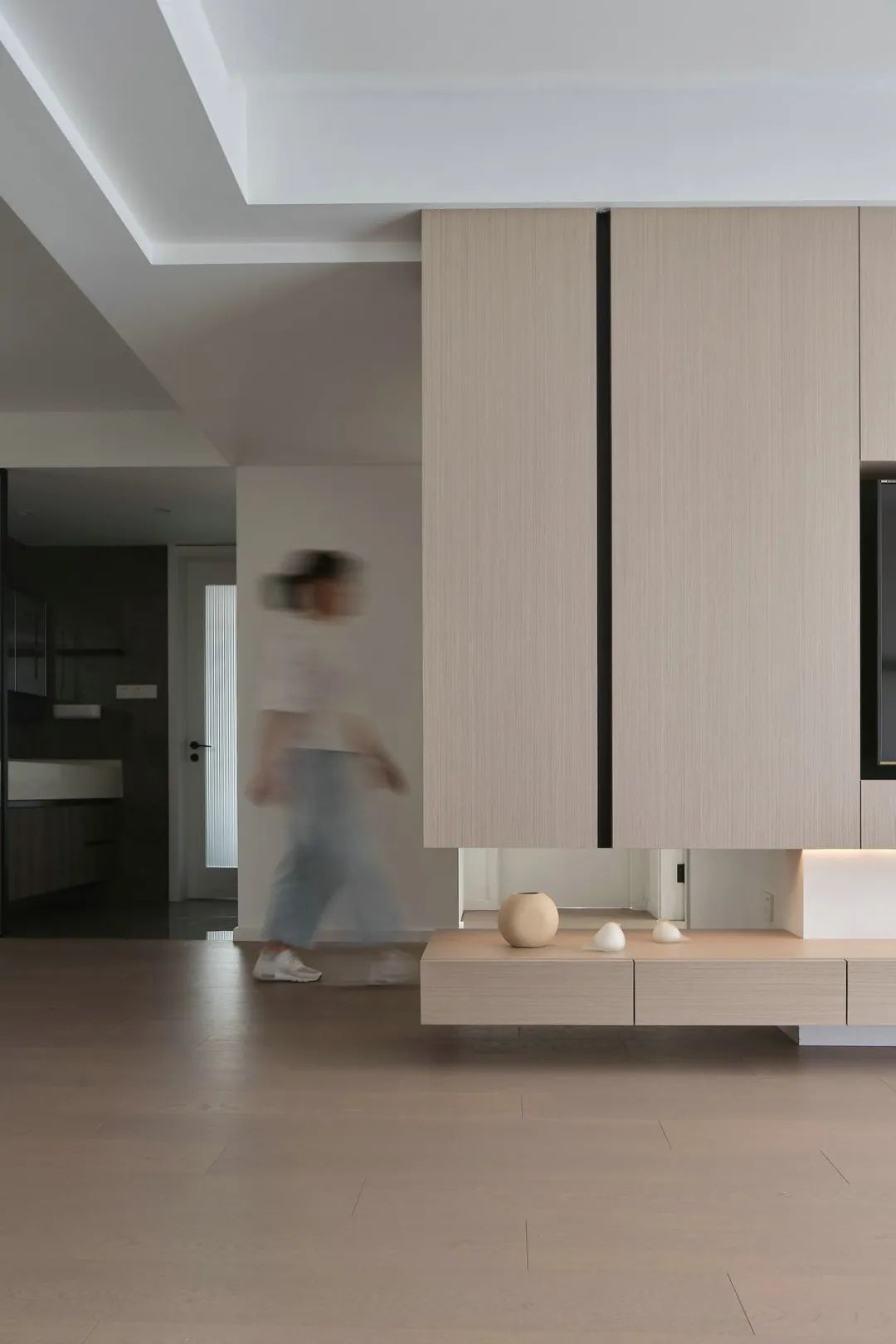 129m2悬空柜、原木色、极简风：这个家通透，还越住越整洁！