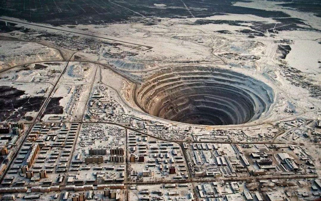 挖穿地球?地球真的能被挖穿吗?挖到地下一万米又会是啥样?