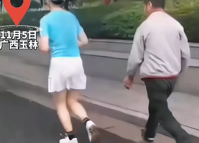 “太猥琐了!”一个年轻的小姑娘在跑步,她不知道背后有一个老大爷紧紧尾随着