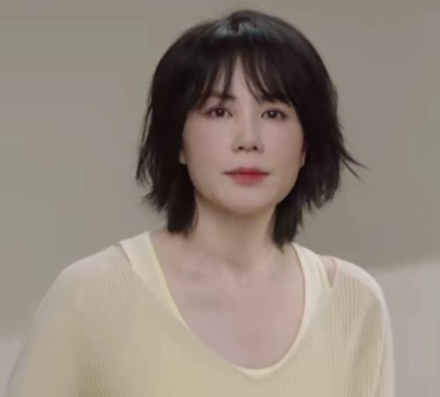 王菲|52岁王菲晒照略显老态，皮肤不再紧致颈纹深，网友：女神也会老