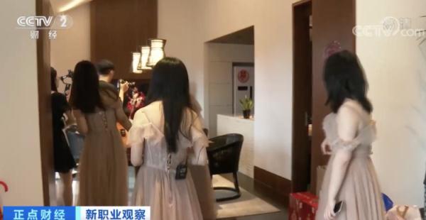 |一天赚2000元?“00后”职业伴娘2年见证41对陌生新人的幸福!