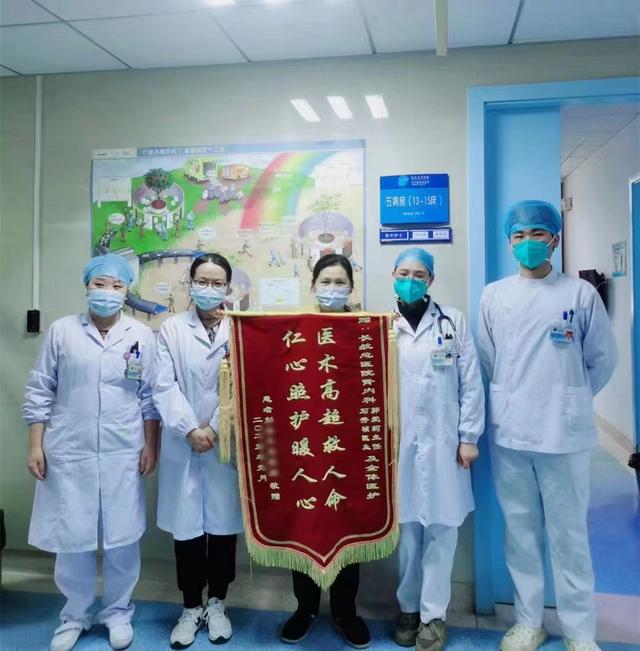 饮食|“白肺”重症奶奶挺过来了！家属送锦旗谢恩