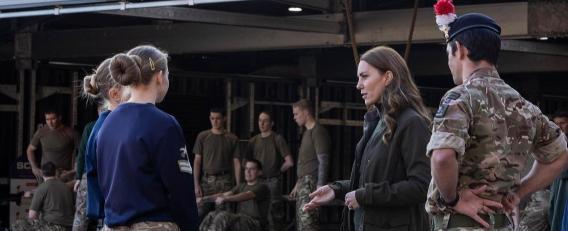 凯特王妃|凯特王妃晒戎装照好飒，王室地位稳步上升，人气直追女王奶奶