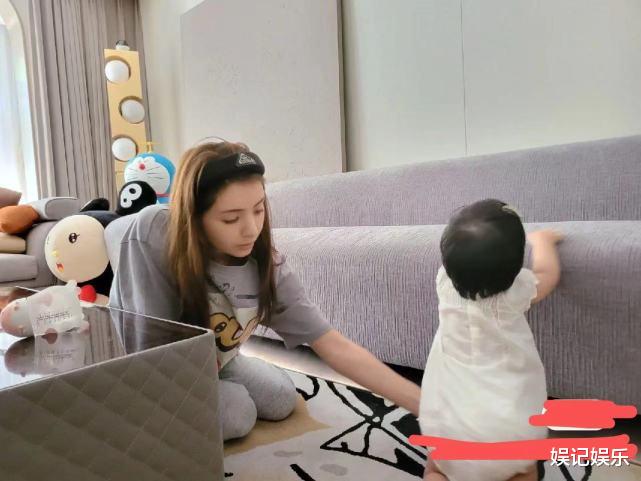 姜潮|姜潮在家带娃，称女儿不喜欢跟自己互动，艾米丽趴在垫子上哭超萌