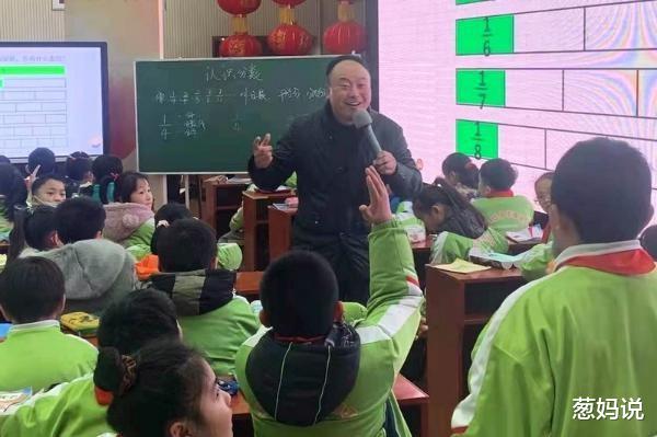 教师|重庆某区县小学教师招聘全部研究生学历，网友：学历膨胀时代，没个研究生文凭都拿不出手