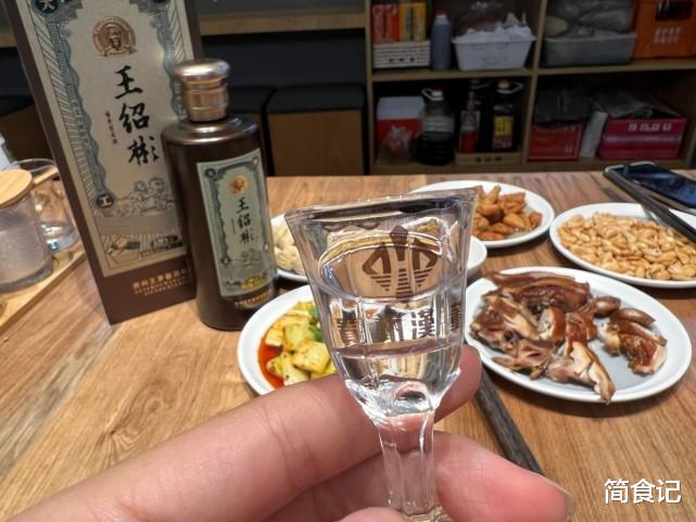 湖南人喝酒“怪象”，酒桌不见当地名酒，反而是这4款酒备受追捧