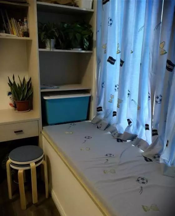 头一回看到阳台防盗网还能这么装的!果然姜还是老得辣!