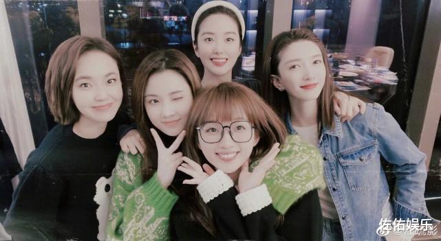 江疏影|江疏影午后自拍好温柔，笑容甜美超治愈，身材窈窕惹人羡