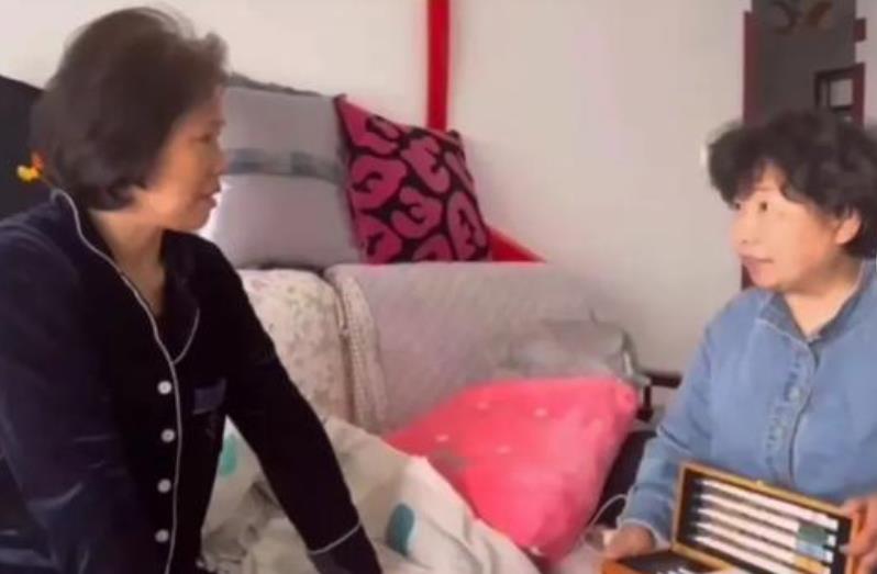 红酒|杜新枝喊话官宣真相，称有肝癌伴有心梗，与好友聚餐喝红酒遭吐槽