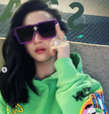 吴秀波|吴秀波前女友疑有新恋情，与壮硕男子甜蜜依偎，男方一身名牌吸睛