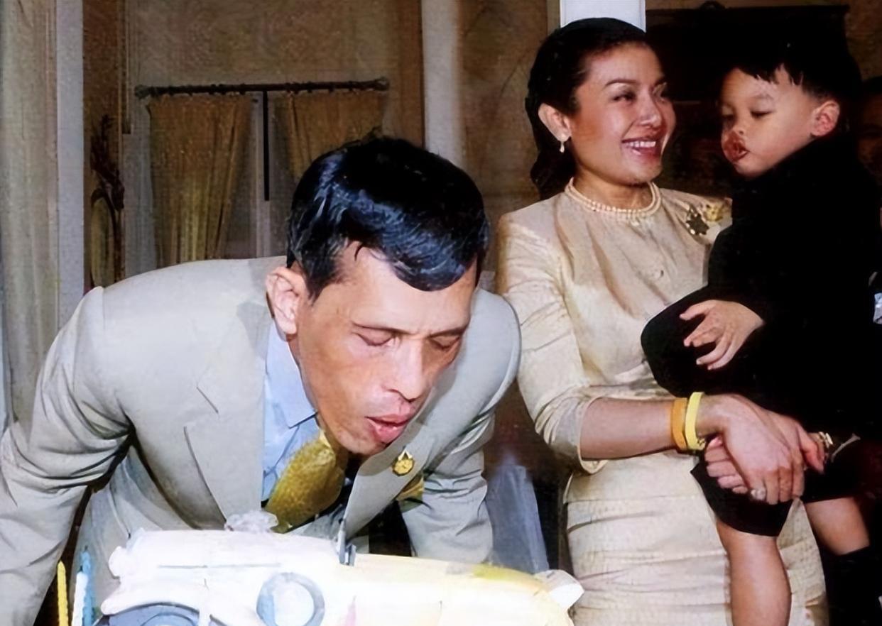 思蕊梵|提帮功也曾有过幸福时光，昔日合影照嘟嘴撒娇，活泼开朗聪明伶俐