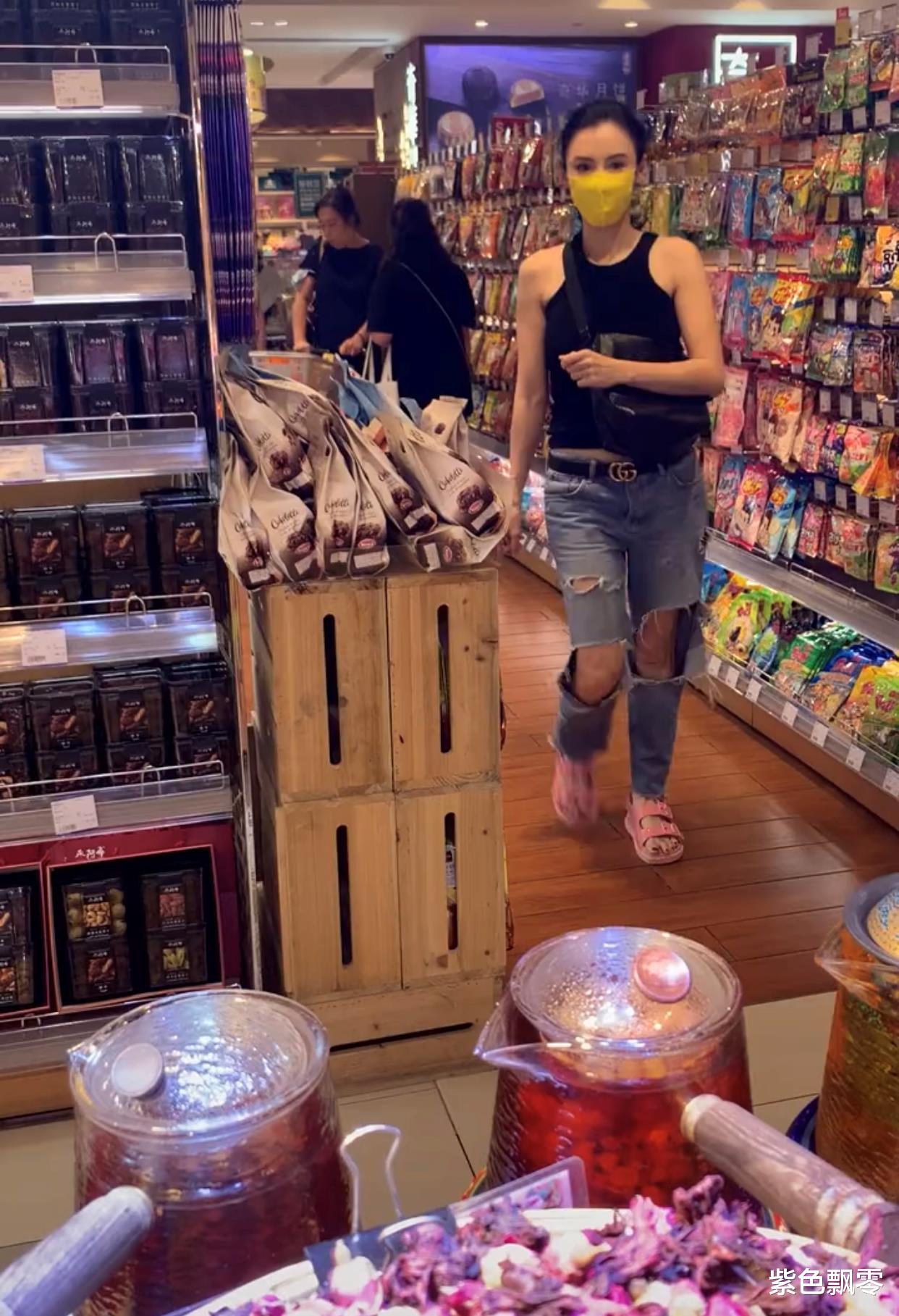 张柏芝|张柏芝在镜头前摆拍,穿居家裤腿好细,12岁儿子五官硬朗帅气