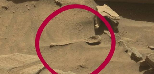 NASA火星车拍到异常物体 火星惊现UFO与外星人秘密基地?