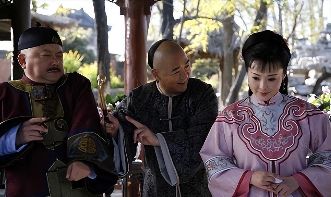 袁立|50岁袁立晒办公生活，边吃盒饭边跟员工唠嗑，还坐2元公交上下班