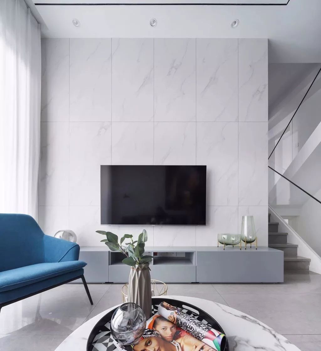 106平的复式大宅，以现代简洁为底，加入时尚的软装