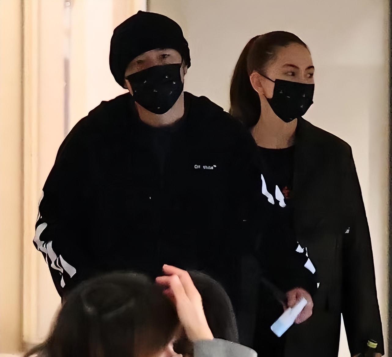 周杰伦|周杰伦陪昆凌买奢侈品，获多位店员服务，有说有笑画面甜蜜