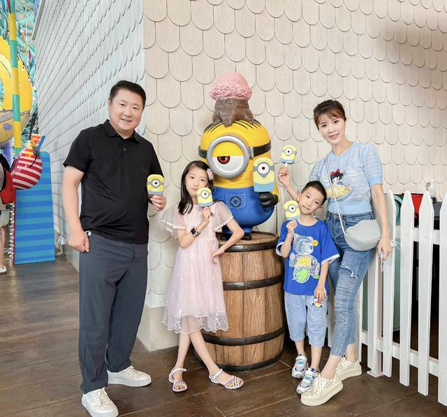 张天爱|李冰冰与众富豪聚餐，小露香肩身材火辣