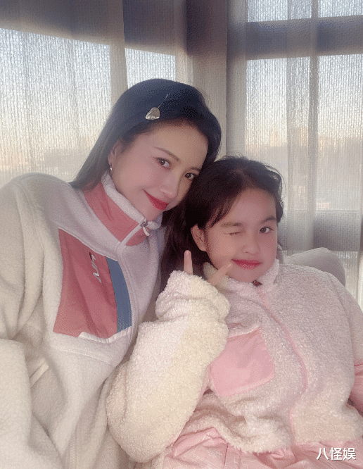 迪丽热巴|包贝尔女儿晒照,7岁饺子穿妈妈毛衣踩高跟鞋跳舞,扮成妈妈翻版