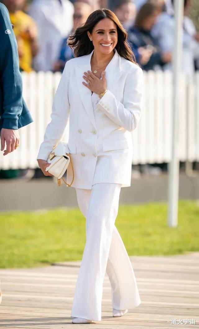 海牙|40岁梅根闪耀海牙，“撞衫”凯特却更大胆，由内到外透着自信