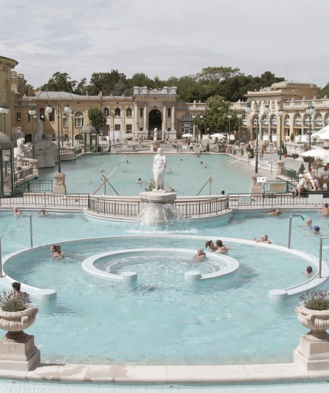 美容|伊丽莎白一世的红唇、神秘占星术、匈牙利女王的化妆台...我们常用的护肤品都这么神秘的吗?