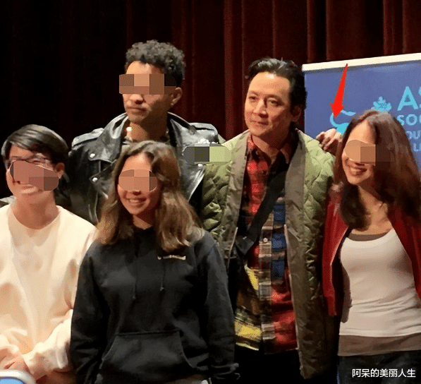 吴彦祖|吴彦祖参加活动,被网友围的团团转,想要一个签名