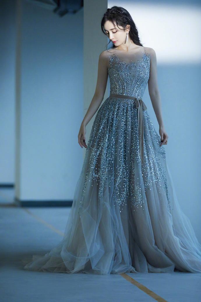 赵丽颖黑色纱裙高贵 红毯上穿的最少的女明星 女明星红地毯服装