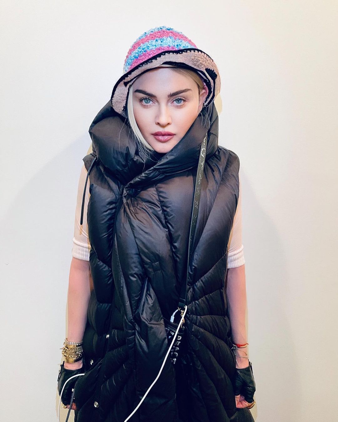 麦当娜|63岁麦当娜重新演绎上世纪90年代的经典造型，越活越年轻！