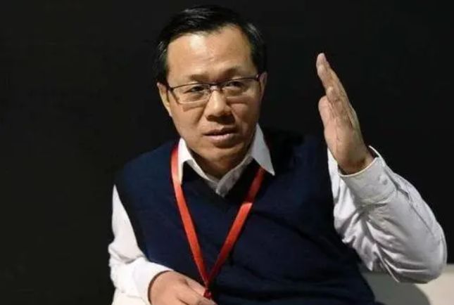 卓伟|资深狗仔卓伟宣布回归,回顾他拍到过的战绩,放到现在都是大瓜