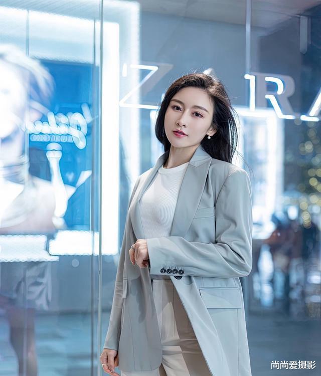 生肖|时尚美女：白色背心和白色短裤，外搭西装外套，温柔又不失职场的干练