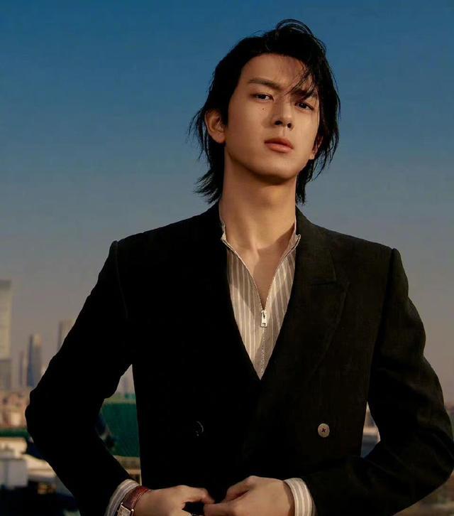 江姐|“现”男友来了!一天两封解锁金九银十展示不同时尚风格