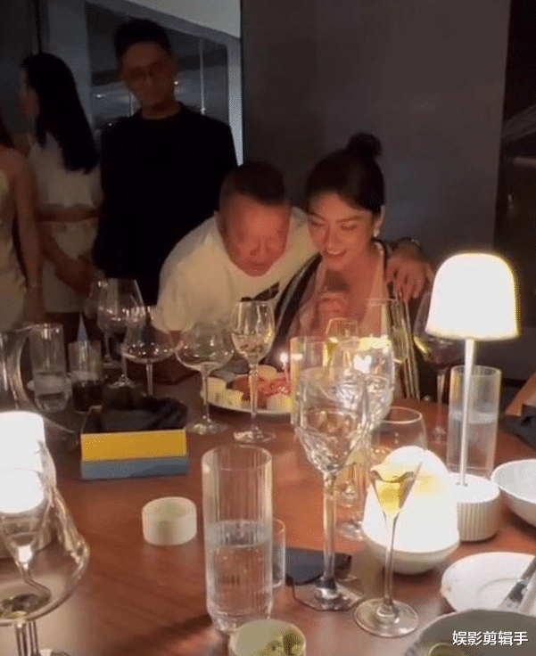 曾志伟|69岁曾志伟为一米八超模庆生，亲吻画面曝光，女方是富豪派对常客