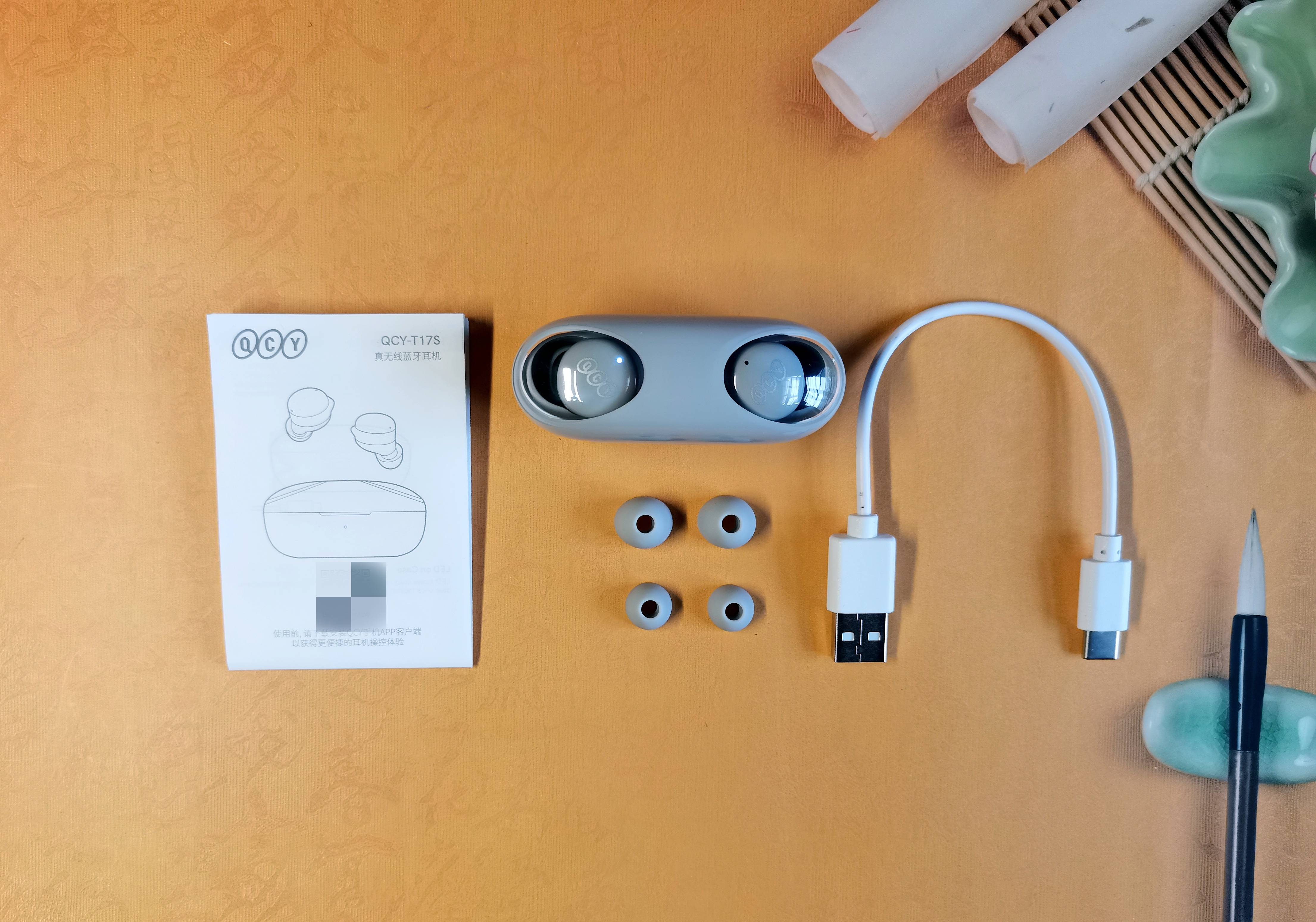 英特尔|QCY T17S新品蓝牙耳机上手评测，小巧可爱的跑车车灯外观设计