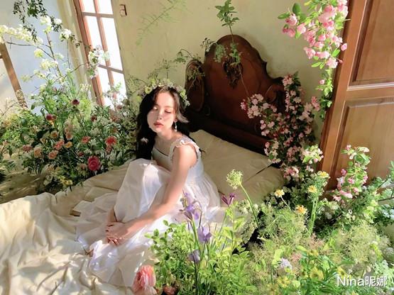 古力娜扎|古力娜扎这次下真功夫了！新剧穿黑西装独自撑伞变女王，形象变化大