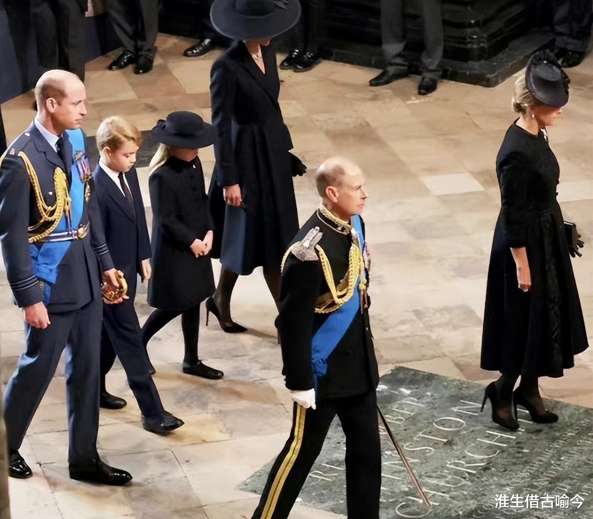 夏洛|女王没白疼她:夏洛特在葬礼上痛哭,还像个小大人提醒乔治要鞠躬