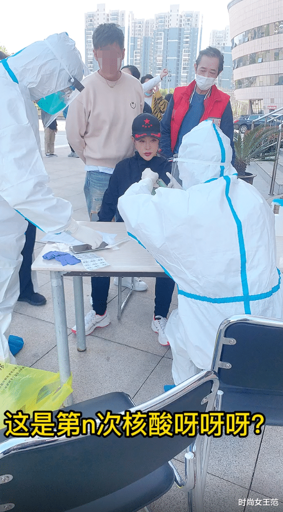 刘晓庆|刘晓庆做核酸被偷拍！穿居家服还素颜不装了，自然状态挺好看的！