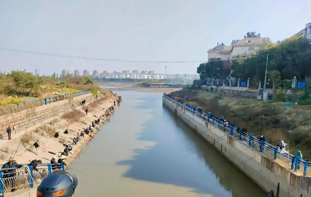 水库|老人违规钓鱼，渔具被折断扔进水中！禁渔和钓鱼必须存在矛盾吗？