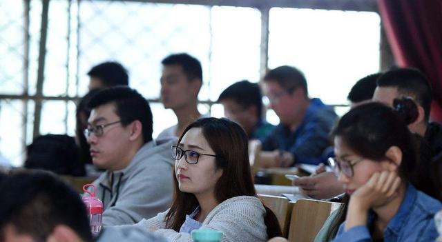 清华大学|清华老教授“跳广场舞”照片被流出，和普通人没两样，画面很和谐