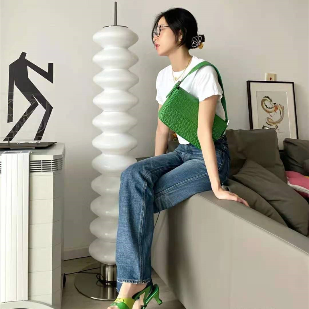 白玉|周雨彤在《我在他乡挺好的》中演技哭戏值得夸,她的衣品更值得夸。