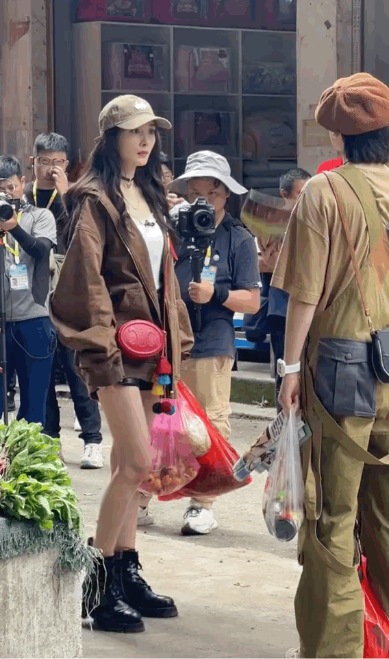 杨幂|35岁杨幂身材绝了！菜场买菜仿佛在走秀，大长腿白皙迷人超性感