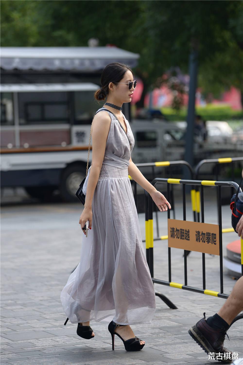 灰色的连衣长裙，薄纱的款式，搭配细高跟凉鞋