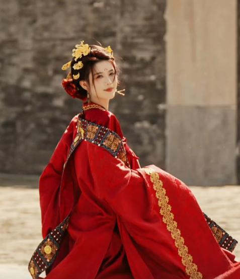 |网红聂小雨穿古装拍照，两朵大红牡丹做装饰，网友：好像媒婆