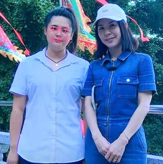 许茹芸|辽宁：歌手许茹芸现身景区，和工作人员亲切合影，看起来不像47岁