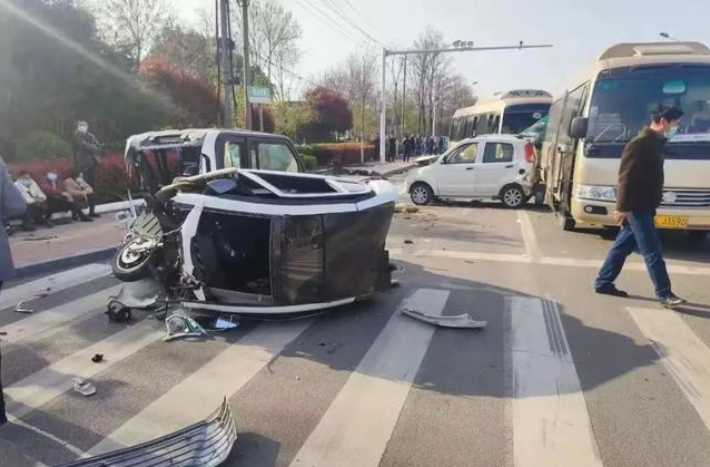 “连撞多人,1死28伤!”河南漯河,一辆越野车横冲直撞