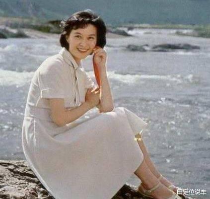 央视|曾是央视第一美人，事业巅峰嫁大10岁富豪，如今66岁优雅仍在