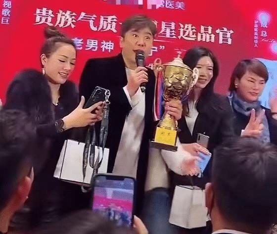 毛宁|52岁毛宁商演捞金! 西装革履帅气依旧，搂近50岁美女富婆深情对唱