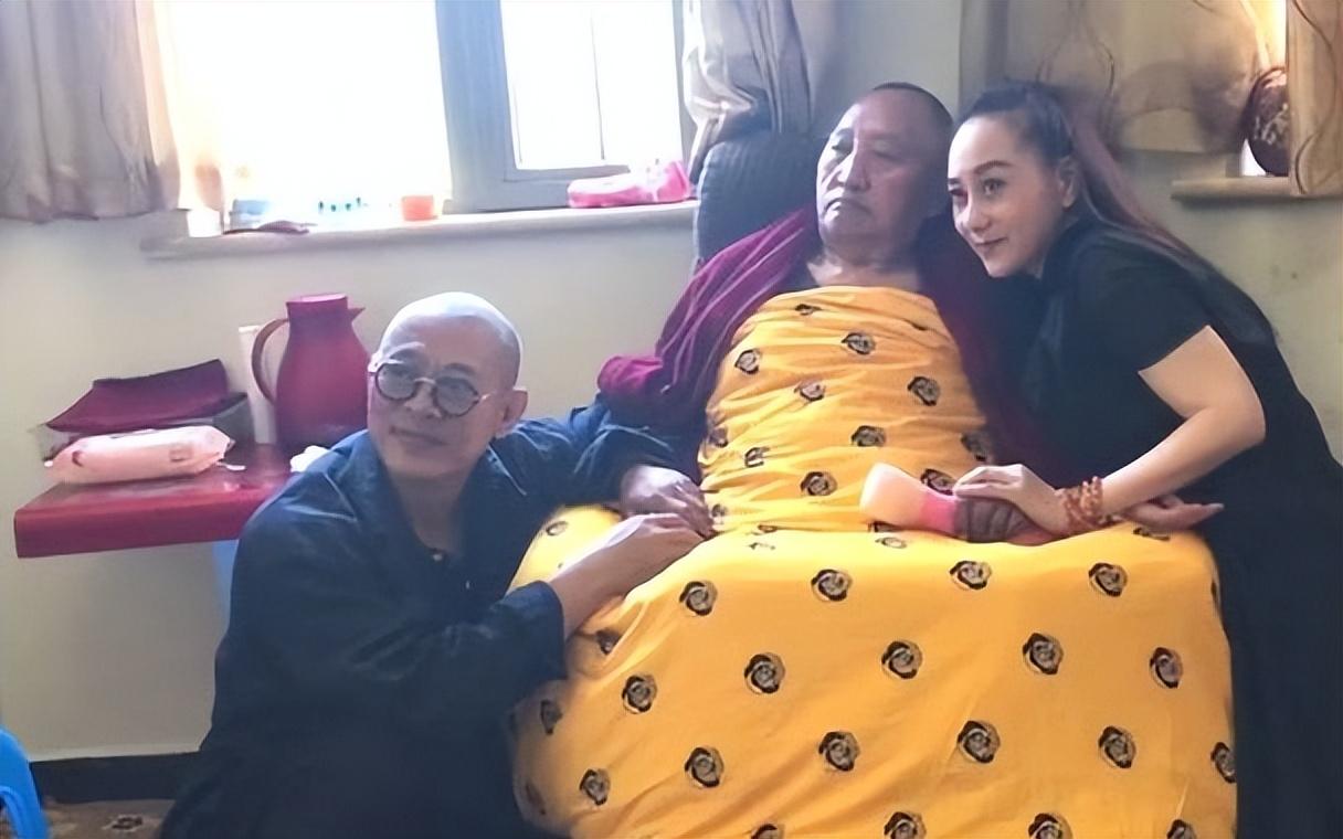 李连杰|59岁李连杰公开无遮挡正面照，胡子花白难掩老态，眼球突出显疲惫